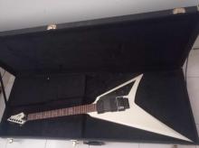 VX-4V by Cort τυπου flying v με δωρο το hardcase της!!