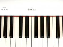 Yamaha P-225 (λευκό) με βάση – Σαν καινούργιο!