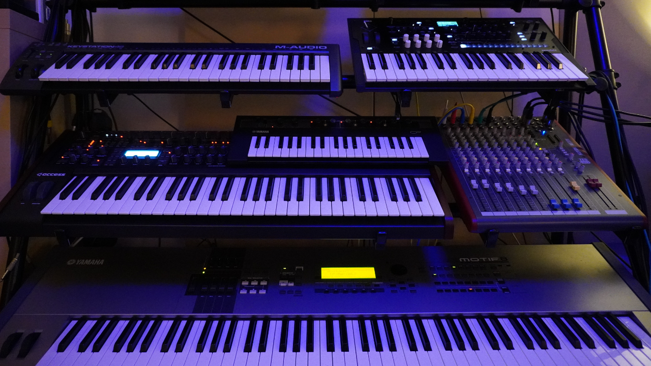 Περισσότερες πληροφορίες για "Saturday LatenightJam Multi synthesizers atmospheric electronic music"